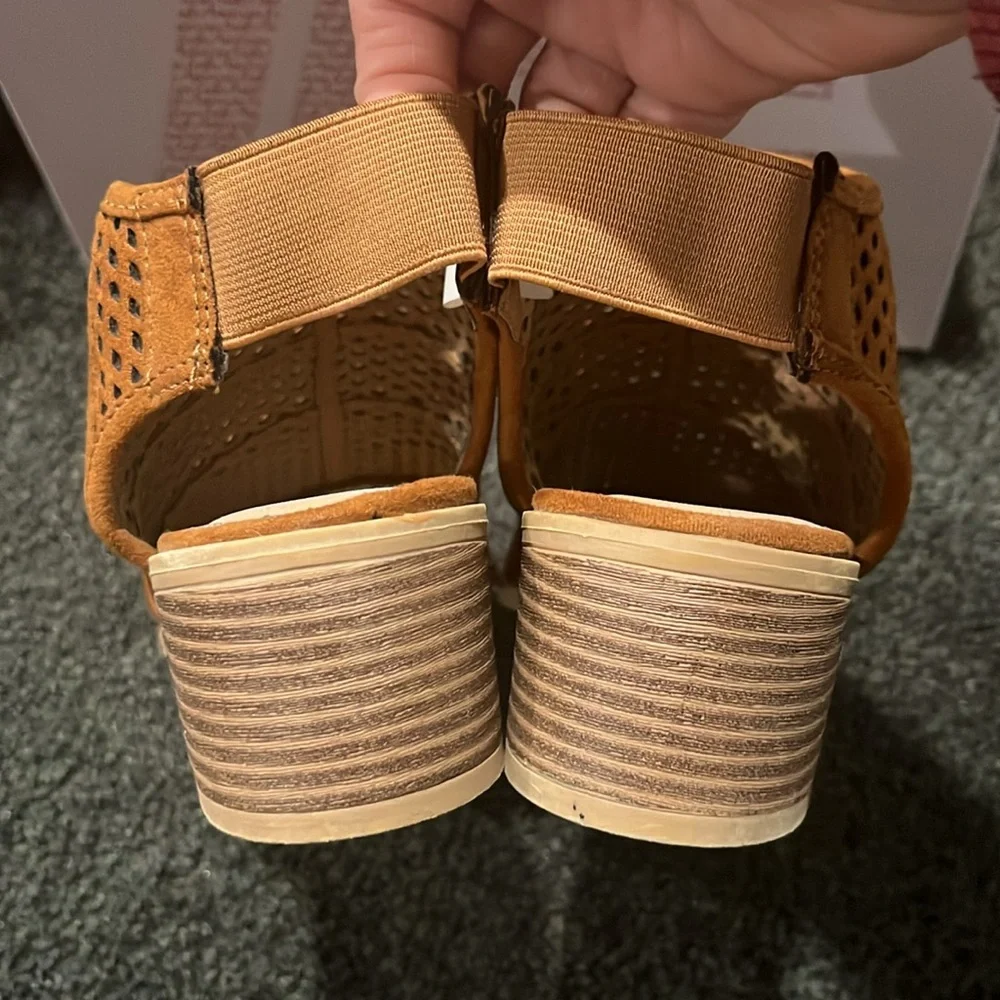American Eagle Outfitters Tan Perforated Peep-Toe Sandals - Picture 6 of 7